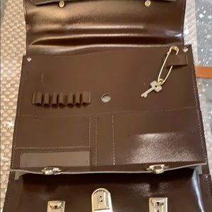 EUC. Brown multi-compartment crossbody bag.